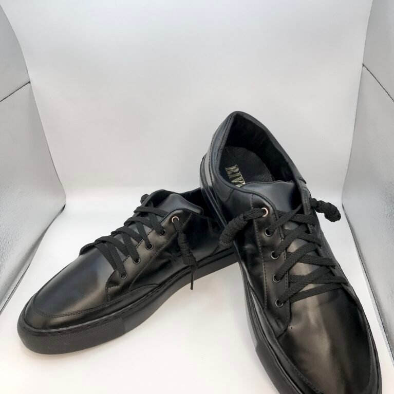Low-Top Sneakers - Black